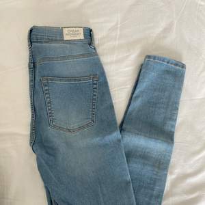 Jeans slimfit, använda fåtal ggr. Ej så stretchiga, passar strl s/36