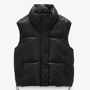 skinnväst zara - säljer min supersnygga vadderade väst i fakeläder från zara. Använd endast fåtal gånger då den var fel storlek, storlek s😍💗 , köparen står för frakt💕 skriv för mer info/bilder