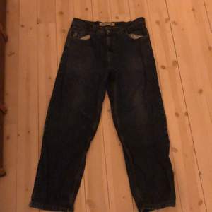 Baggy polar jeans i mörkblå färg,använda en del men inga hål eller defekter.