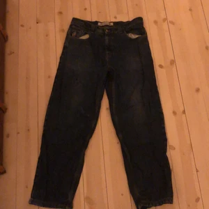 Polar skate co 93 - Baggy polar jeans i mörkblå färg,använda en del men inga hål eller defekter.