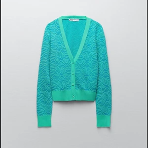 Zara kofta - Säljer den så snygga kofta från zara. Bara anävnd en gång. Den är slutsåld på zara och köpt för 399kr. Säljer den för 250kr. Frakt tillkommer!