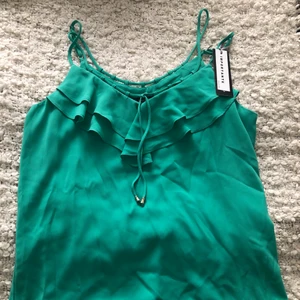 Blå/grönt linne!☀️ - Ett blå/grönt linne i blus material storlek M. Helt ny, aldrig använd prislapp sitter kvar. Lös passform