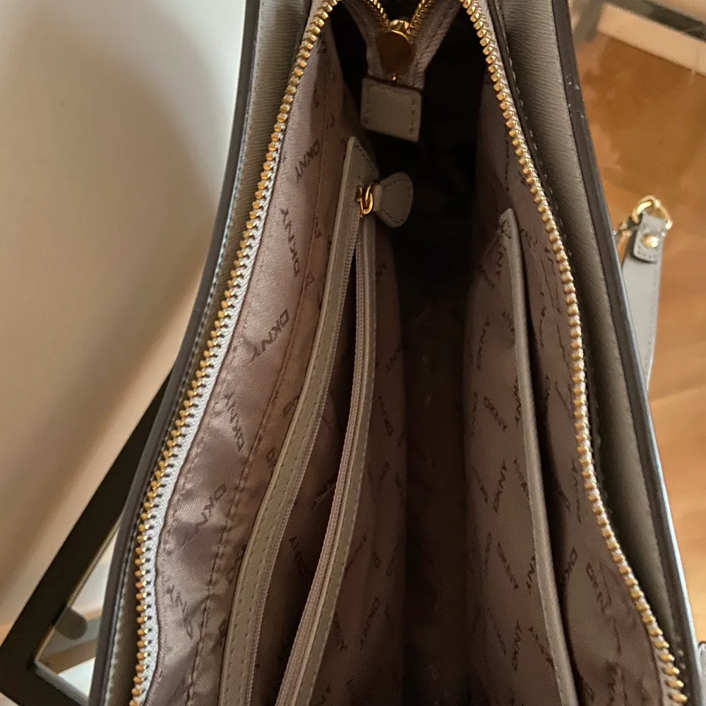 Denna fina gråa axelremsväska från DKNY har jag haft några år men bara använt ett fåtal gånger. Den är i super bra skick och har en tillhörande dustbag. Priset är exklusive frakt. Ord pris 2500 kr! . Väskor.