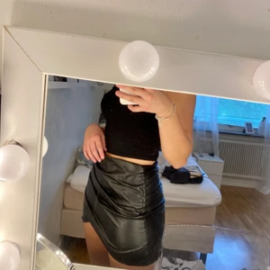 Svart skinnkjol  - Säljer min svarta skinnkjol då den är för liten. Inte använd endast testad så mycket bra skick. Storlek 38. Säljer för 100kr + frakt. 