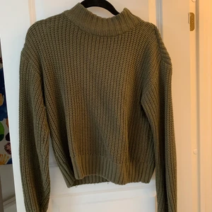 Stickad tröja - En mörkgrön stickad tröja från h&m