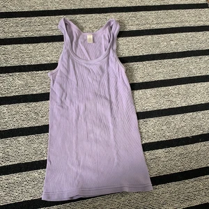 Ribbat lila linne  - Fin y2k inspirerat linne i storlek small💜💜 Ribbat och väldigt stretchigt✨💞