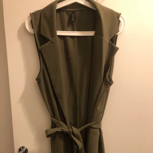 Fin långväst - Enkel lång öppen väst, olivgrön, bälte