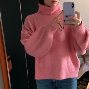 Stickad tröja från H&M - Rosa stickad tröja från h&m i storlek S, så gott som ny. Modellen är bred med härlig och hög polokrage Inköptes för 250kr säljer för 70kr. 
