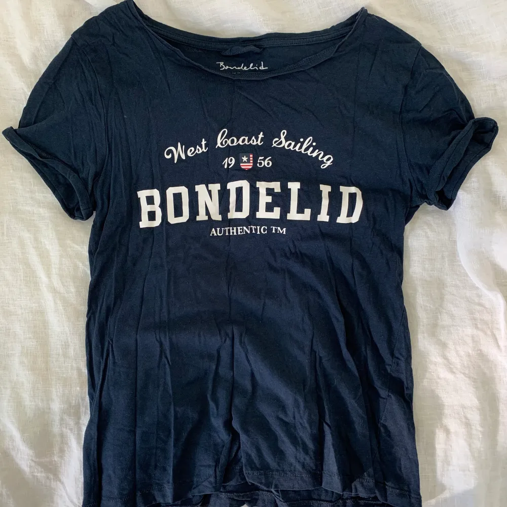 T-shirt från Bondelid i storlek Xs. Jag är en S/M så den kommer sitta lösare om du har strolek S-Xs. Köparen står för frakten. . T-shirts.