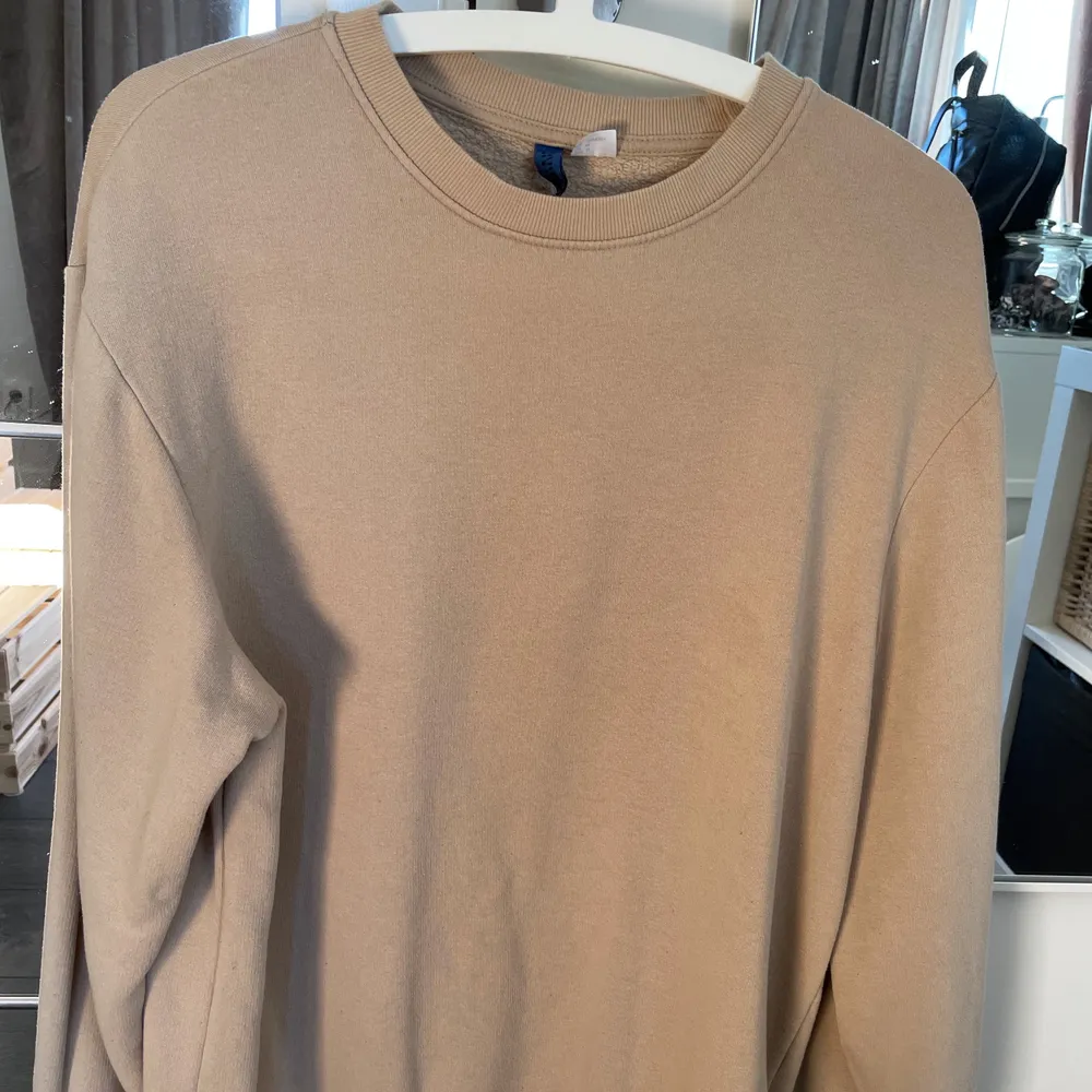 Säljer en beige sweatshirt från H&M i storlek M, fint skick. Säljes för 55kr+frakt. Betalas med swish och skickas senast 48h efter köp. . Tröjor & Koftor.