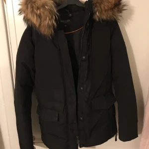 Hollies jacka - En jättefin hollies jacka i bra skick. Den är i strl 40 och är använd ca en o en halv säsong. Kommer tyvärr inte ihåg vad modellen heter men den liknar ”livigno” modellen mycket.