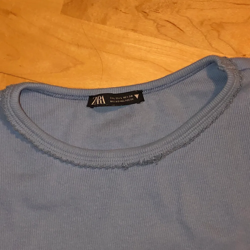 Så söt blå tröja från zara❣️ storlek L men passar perfekt på mig som har strl S. Kan skicka fler bilder om så önskas. Toppar.