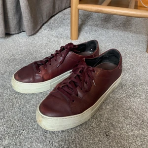 Rizzo Sneakers - Vinröda - Superfina lädersneakers från Rizzo, rätt så gamla och använda en del därför priset.  Storlek 40 men passar nog en 39a bäst.  Frakt ingår ej! Kan även avhämtas i Göteborg.