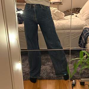 Jättesköna weekday jeans som inte kommer till användning längre. Storleken är 26 i midjan och 34 på längden! Frakt tillkommer på 66kr:)