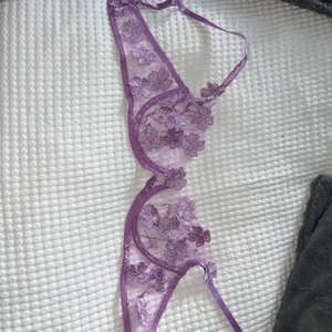 Lila set  - En pastellfärgad lila bh med matchande trosa som är helt oanvänd trosan är inte ens testad! Det är söta lila blommor på oxå! Köpt här på plick och då också oanvänd, trosan är Storlek M men passar även storlek S!💓