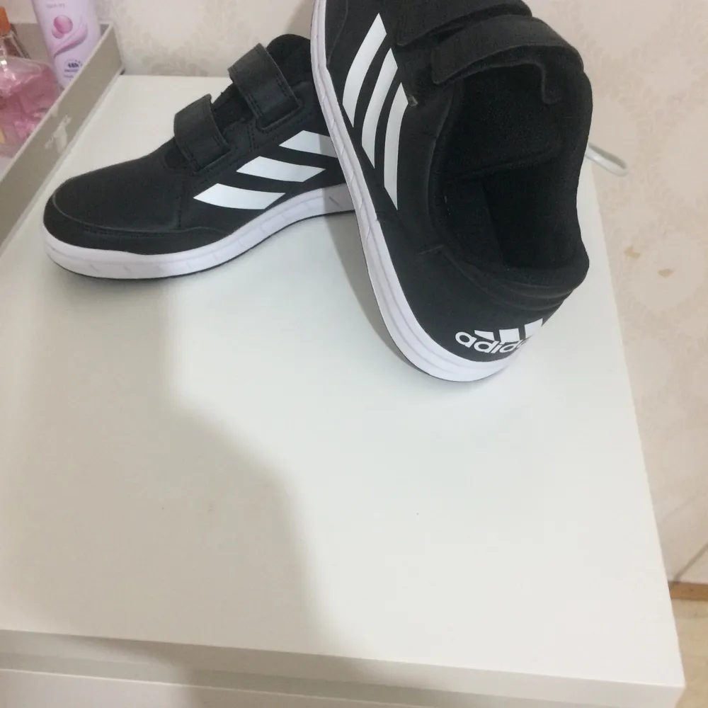 Ny, oanvänd Adidas sko storlek 40 .. Skor.