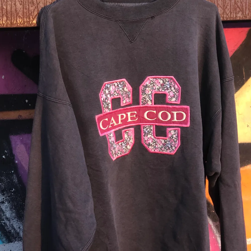 Vintage sweatshirt med Cape Cod motiv, vilket är en stad i Massachusetts. Tröjan är i bra vintage skick och är från tidigt 00-talet. Minor flaw på trycket. Tagen har dock lossnat så skulle uppskatta att tröjan är L/XL. Det är bara att skriva om du undrar något, läs gärna bio innan dock! 🌱❤️🌸. Hoodies.