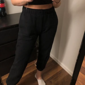 Mjukisbyxor från Subdued - Jättesköna mjukisbyxor från Subdued som inte kommer till användning, endast använda en gång! Jag på bilden är 160 cm! Frakt tillkommer på 66 kr🤍