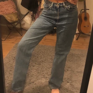 Jeans  - Så snygga jeans från weekday som jag tyvärr inte fått användning av. Modell Row. De sitter bra på nån som oftast har S i storlek men kan även funka på M. Passar bra till ett par sneakers. 