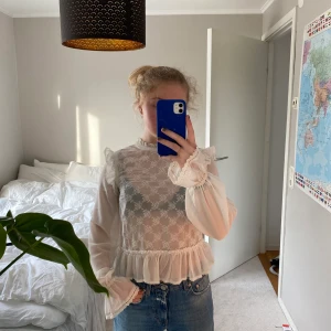 Jättefin blus från BikBok storlek XS - Jättefin vit blus från BikBok i storlek XS🦋🦋