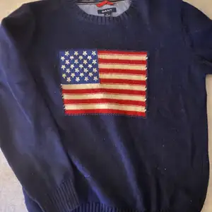 Stickad tröja från Gant med amerikanskflagga, fint skick och använd ett fåtal gånger! Stl XL men motsvarar stl XS/S