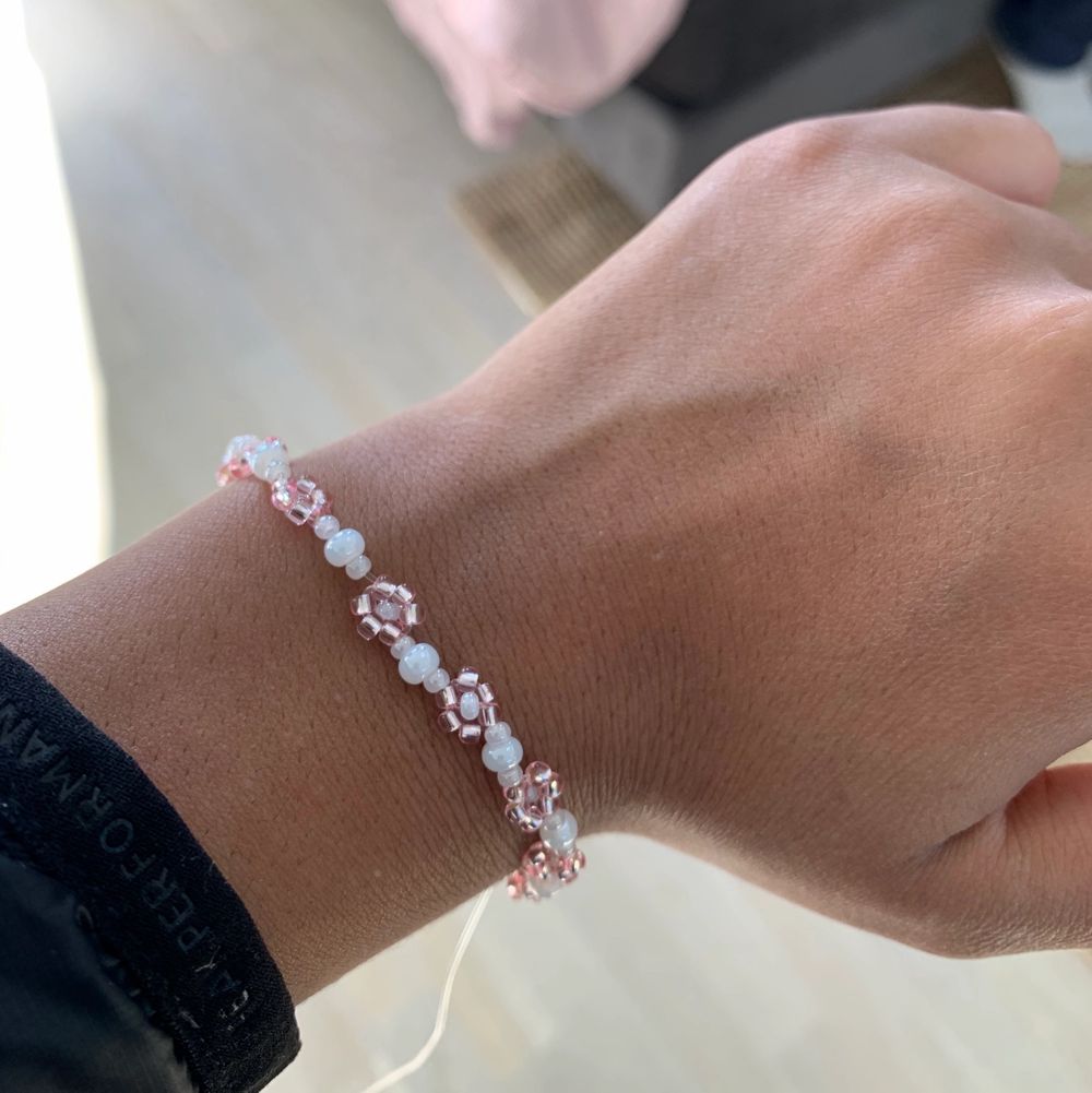 SĂ€ljer detta fina armband med rosa och vita fĂ€rger!!đđđ stenarna Ă€r alla frĂ„n bra mĂ€rke o kvaliteđđđđ inte anvĂ€nd. Frakt ligger pĂ„ 12kr, finns Ă€ven matchande ring till om nĂ„gon skulle vara intresseradđâïžđ helt perfekta till vĂ„ren och sommaren med fina blommorđžđžđž hör av er vid frĂ„gor sĂ„klart!!!đđ€©đ€© passar mig som Ă€r Xs/S! Hör av er vid behov av andra STORLEKAR. Accessoarer.