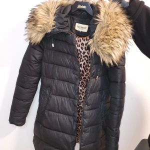 Roco Baroco vinterjacka  - Super fin vinterjacka i storlek 36. Köpt för ca 2000kr. Medföljer ett skärp. Pris kan diskuteras och kvitto finns!