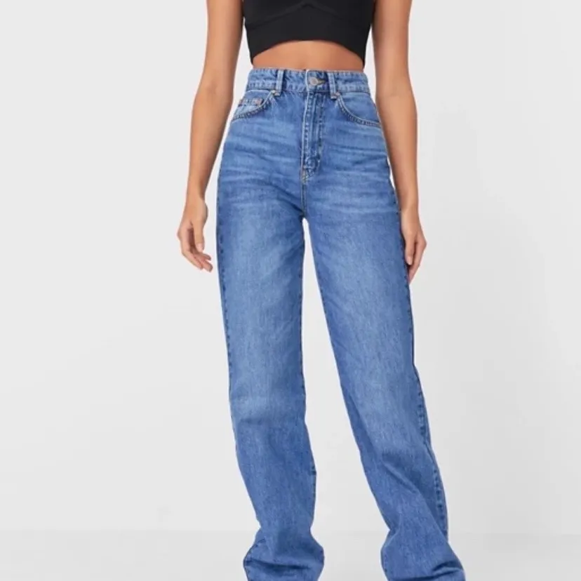 Blåa raka jeans från asos i storlek 44, slutsålda på hemsidan. Jättefina men var lite för små för mig, 260kr + frakt 🤍. Jeans & Byxor.
