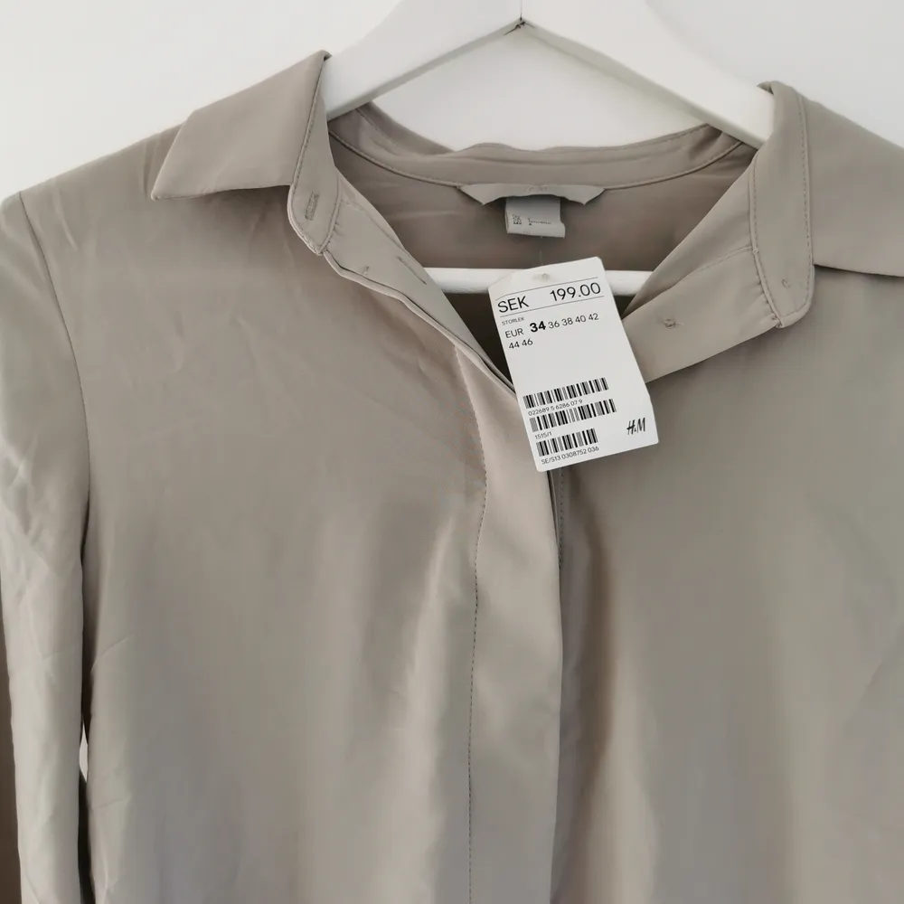 Oanvänd fin beige skjorta/blus från hm, strl 34, frakt ingår i priset 🌺. Skjortor.