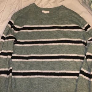 Mysig tröja  - Säljer en tröja från Hm, har något år på nacken men super skönt material! Köparen står för frakt <3 storleken är M men passar allt från Xs-M, jag själv är en Xs!