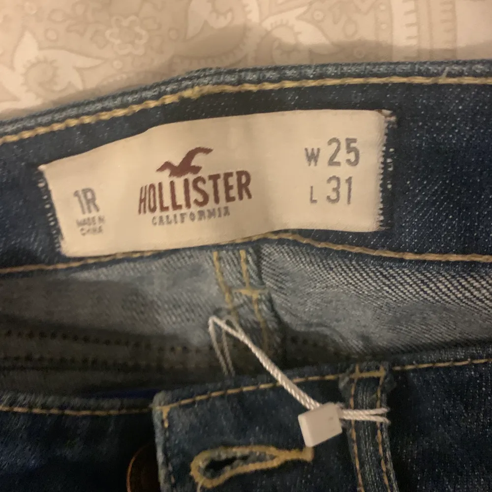 Jättefina Jeans från Hollister som tyvärr är för små för mig! De är även lågmidjade och bara använda 2-3 gånger men är i ett väldigt bra skick!. Jeans & Byxor.