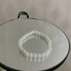 Armband - Säljer den här super söta pärl armbandet🥰. Det kostar 30 kr. Det är många som vill köpa så först till kvarn. 💜