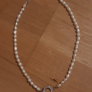 Pärlhalsband  - Fint halsband med pärlor, mycket bra skick! Har aldrig använt det förut, och den passar med nästan alla plagg du har. Kan mötas upp i Stockholm, eller kostar frakten 12 kr, endast swish <3
