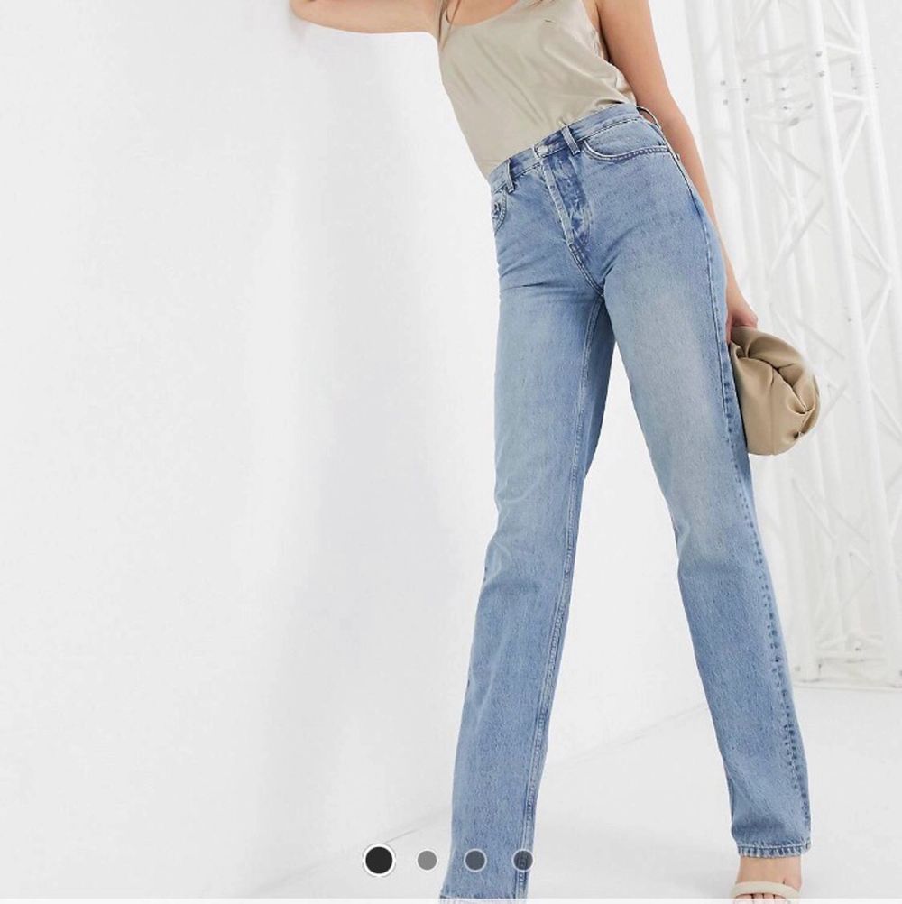 Säljer mina knappt använda blåa raka jeans från ASOS storkek 26x36 vilket motsvarar S så det sitter perfekt på de över 175 cm!❤️vid intresse kan jag självklart skicka fler bilder. Pris+ frakt! Det är normala i storleken. Jeans & Byxor.