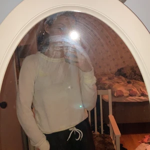 Gul tröja  - Älskad gul tröja, super fin!! Storlek 134/140 MEN jag är ca 170 och den passar i både armar och längd!