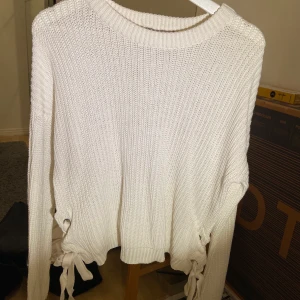 Stickad tröja  - Vit stickad tröja som är knytning på sidorna, passar alla mellan XS-M❤️💕💕