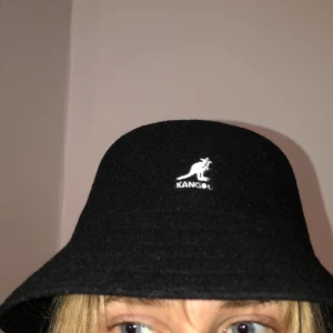 Kangol buckethat - Kangol buckethat i väldigt bra skick. Materielet är i ull vilket gör de möjligt att använda året runt. Den kantiga modellen. Budgivning i kommentarsfältet, startpris 400kr. Inköpt för 650kr.
