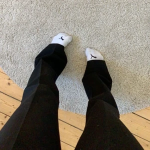 Kostymbyxor med slits  - Säljer mina kostymbyxor med slits. Slitsen är på baksidan. Säljer pga att dom är lite förstora och skulle nog passa på nån som har 34/36. Jag själv är 32❤️❤️ skriv för fler bilder. Buda eller köp direkt för 400❤️ lappen är kvar