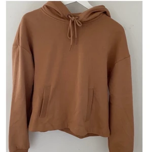 hoodie  - en hoodie ifrån Cubus, aldrig använd. Har till och med prislappen kvar. Den är lite kortare. Nypris 299. 