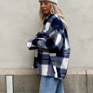 Rutig jacka - Fint skick, knappt använd. Köptes förra hösten, skriv om ni har frågor 💕 köparen står för frakten 📦 UPPDATERAR BUD I ANNONSEN