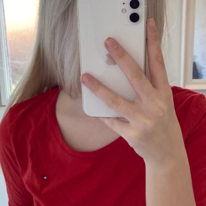 3/4 tröja från Tommy Hilfiger  - Skriv privat för att få fler bilder på tröjan! Lappen är kvar då den är helt oanvänd! Säljer då jag fick den i julklapp men den faller inte mig i smaken. Original pris ligger på ca 500kr