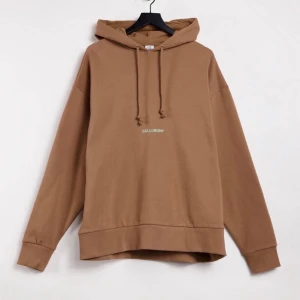 Collusion hoodie - Funderar på att sälja min hoodie från asos, den är slutsåld på deras hemsida❤️ köpte den för några veckor sedan men den har inte använts så mycket, därav funderar jag på att sälja den☺️ den är i storlek 36, den är oversized. Kom med ev prisförslag 🥂🧸