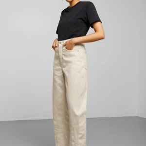 Weekday jeans - Säljer mina superfina beige weekday jeans i modellen meg🥰 endast använda ett fåtal gånger då de tyvärr är för små för mig, så i jättefint skick💞 köparen står för frakten💓 första bilden är lånad🖤