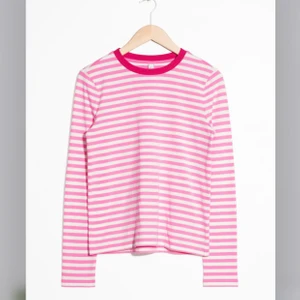 & other stories tröja - Populär tröja från stories som sitter väldigt fint på, denna är slutsåld på hemsidan och nypriset ligger på 290kr💕