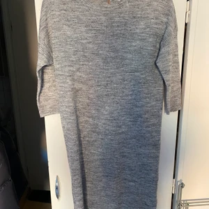 Klänning från Vero Moda stl XS - Stickad klänning från Vero Moda stl XS. Snygg detaljdragkedja bak. Fin grå färg med skiftningar, skynda fynda 😍☺️☺️☺️