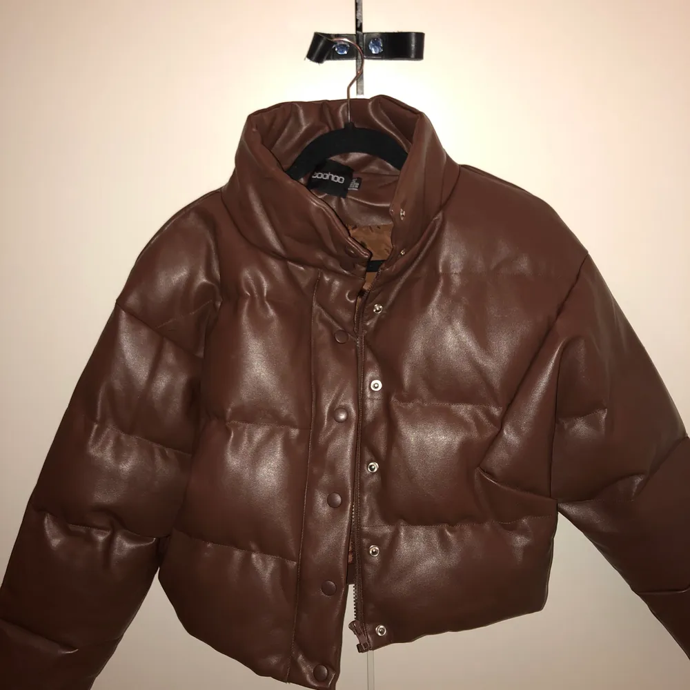 Snygg kortare brun jacka, bara legat i garderoben använd Max 1-2 gånger. Har så många likande jackor därför får denna komma till användning hos någon annan. 💖💖. Jackor.
