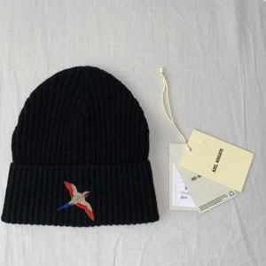 AXEL ARIGATO Micro bee bird beanie  - Hej, säljer (ÄKTA) AXEL ARIGATO Micro bee bird beanie. Helt ny och oanvänd ny pris 500kr