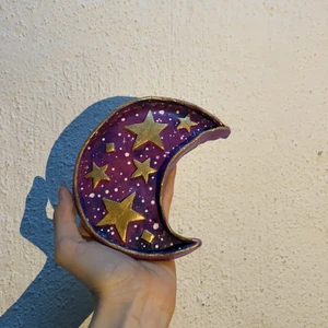 Smyckes tallrik  - Hej hej. Har börjat göra sånna här smyckes tallrikar av lera. Jag tar även emot beställningar om ni häller vill ha en annan färg eller en annan modell. Denna är i alla fall en halv måne med stjärnor. Super gullig!! 