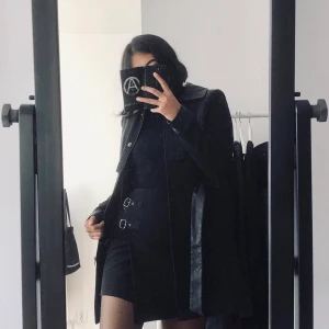 Asymmetrisk kjol - Tvingas nu sälja min favoritkjol pga att den numera är för liten :( Älskar verkligen den! Stretchigt fint tyg och dragkedja i ryggen. I bra skick! Storlek XS. 99kr inkl frakt.