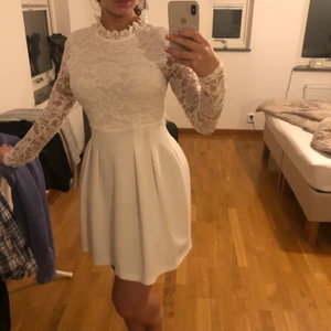 Sisters point vit klänning med spets, M - Vit klänning med långärmat och spets från Sisters point i storlek M men passar även S! Väldigt söt klänning som passar till allt från student till fest. Använd 1 gång